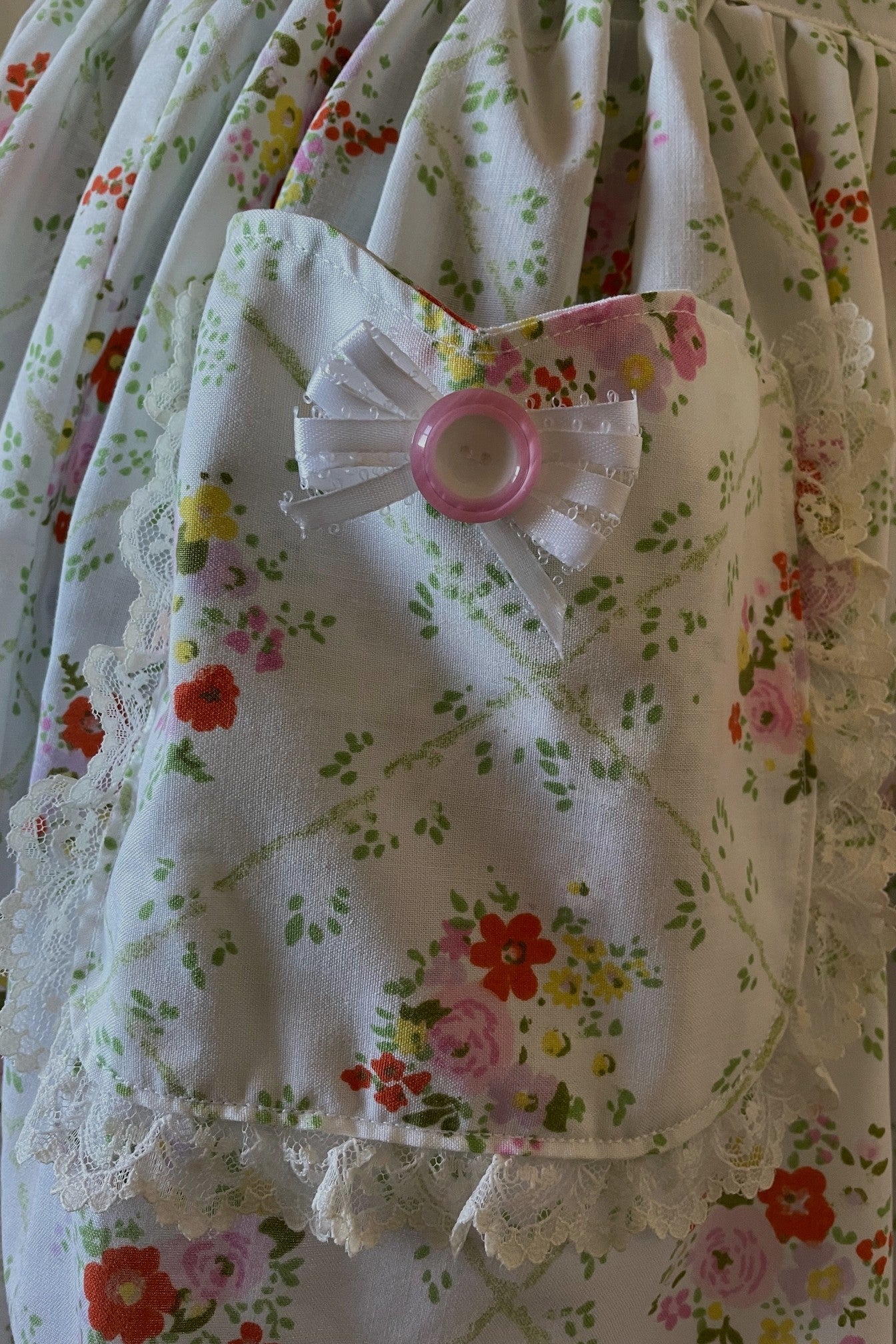 The Lace and Lipstick half apron - size S-XL