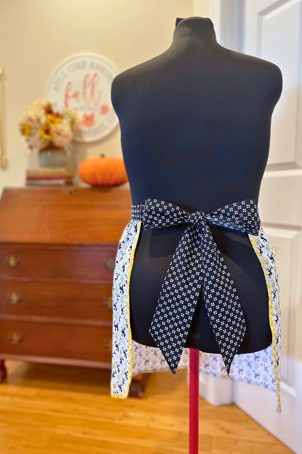 The Moonlight Daisies half apron – size S-XL