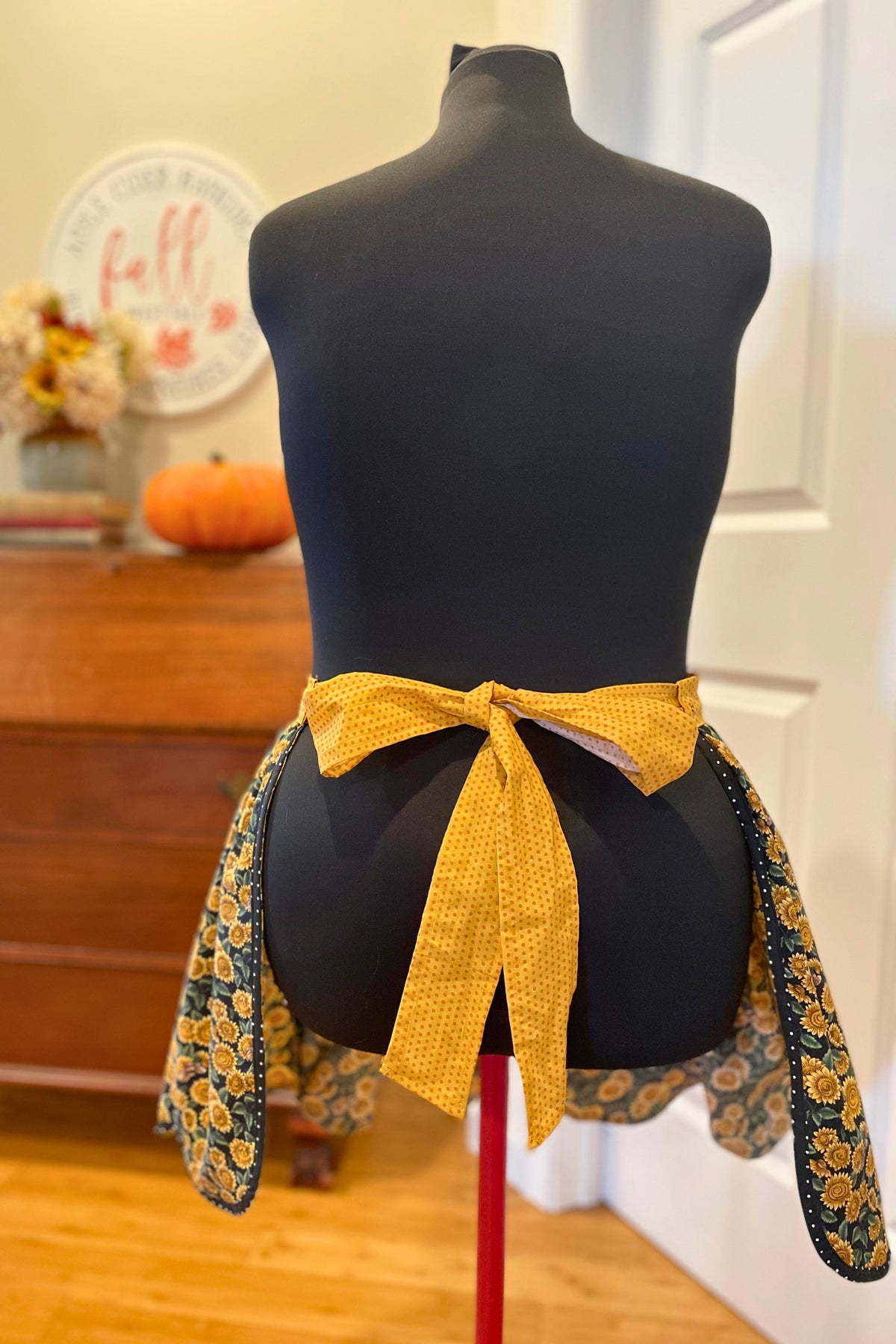 The Honeyed Sunflower half apron – size S-XL