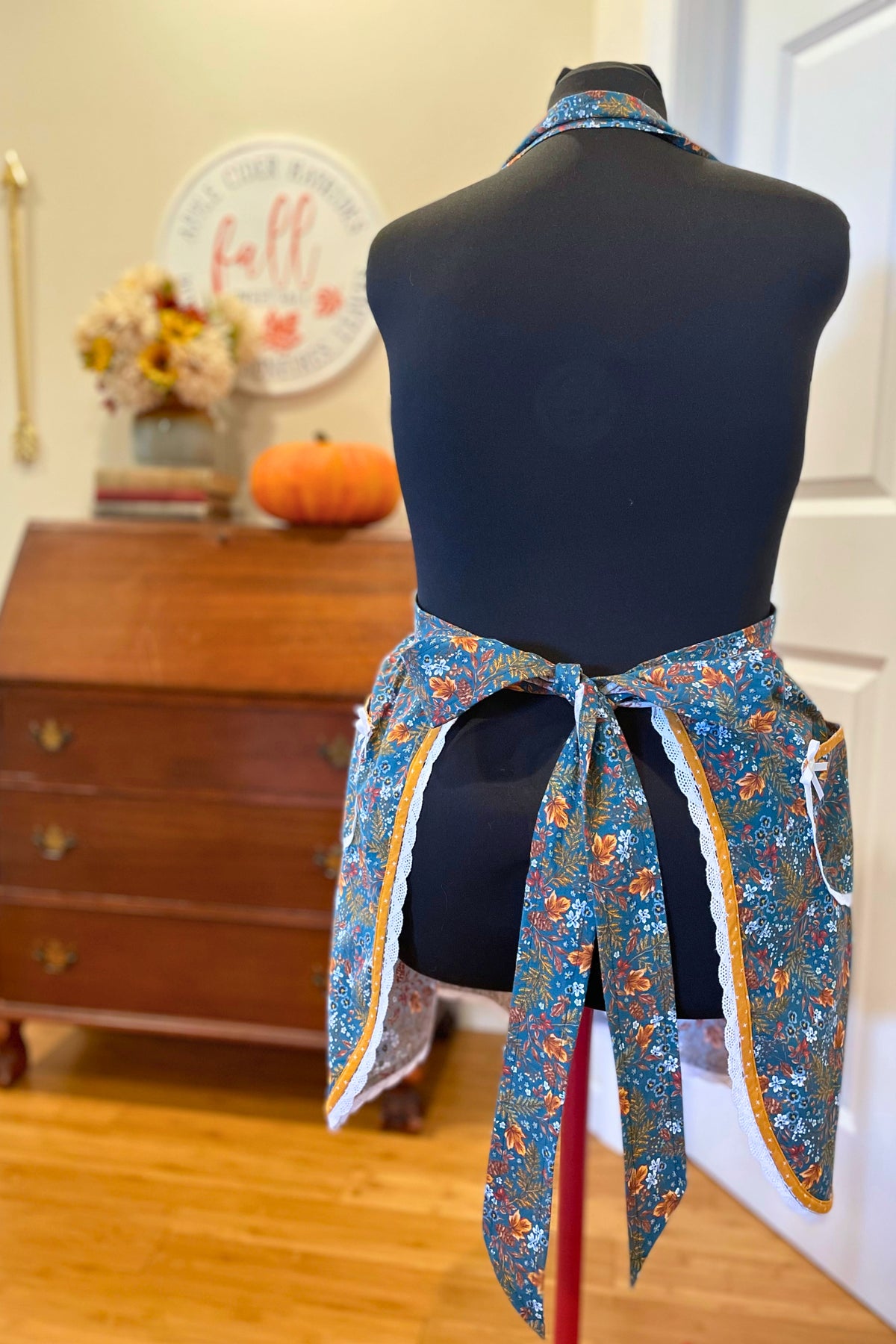 The October Garden full apron – size S-XL