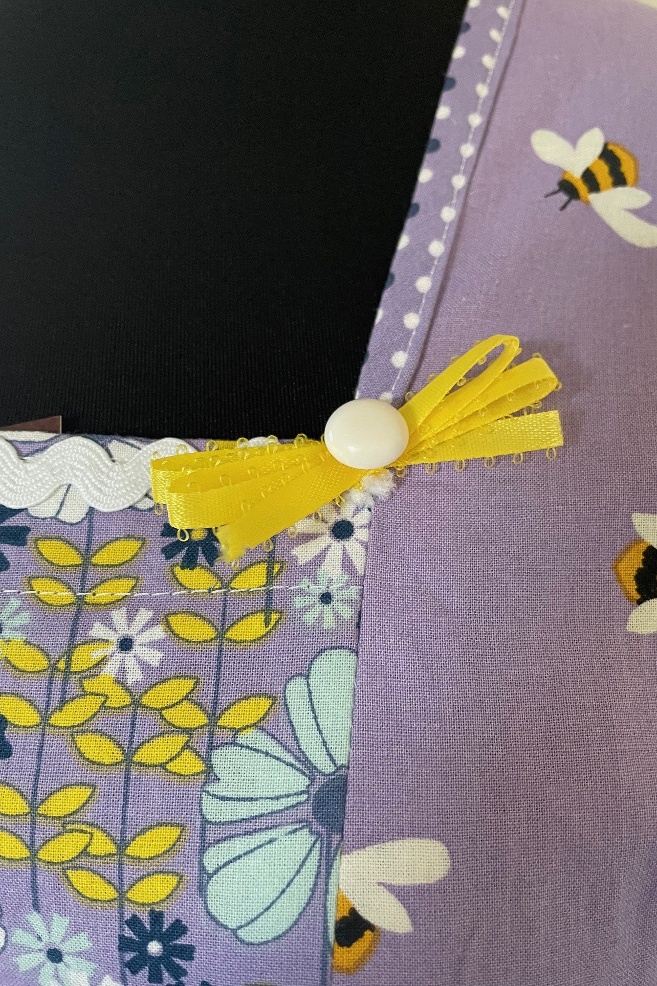 The Busy Bee full apron - size S-M