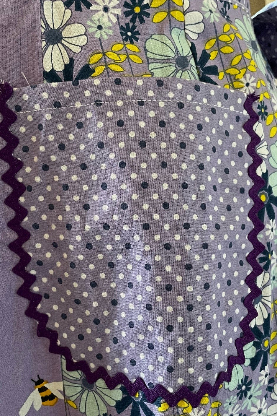 The Busy Bee full apron - size S-M