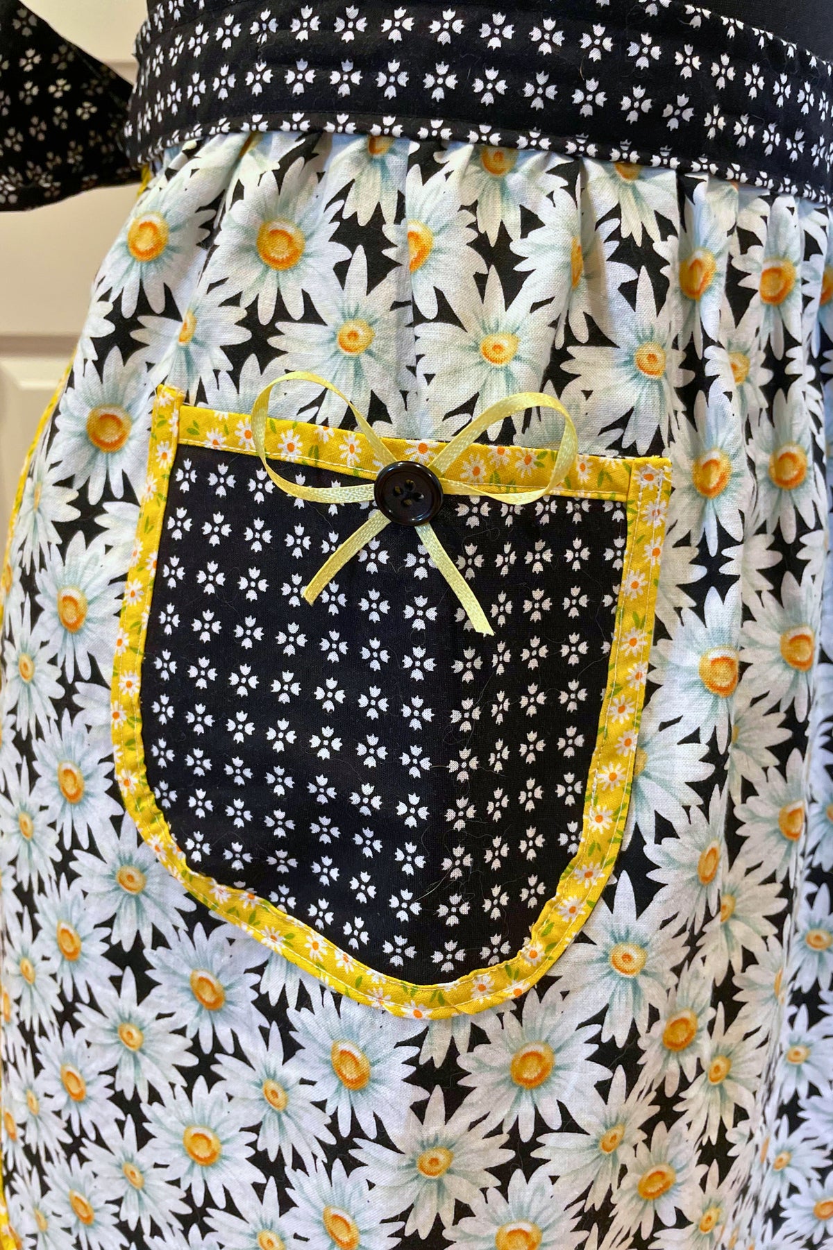 The Moonlight Daisies half apron – size S-XL
