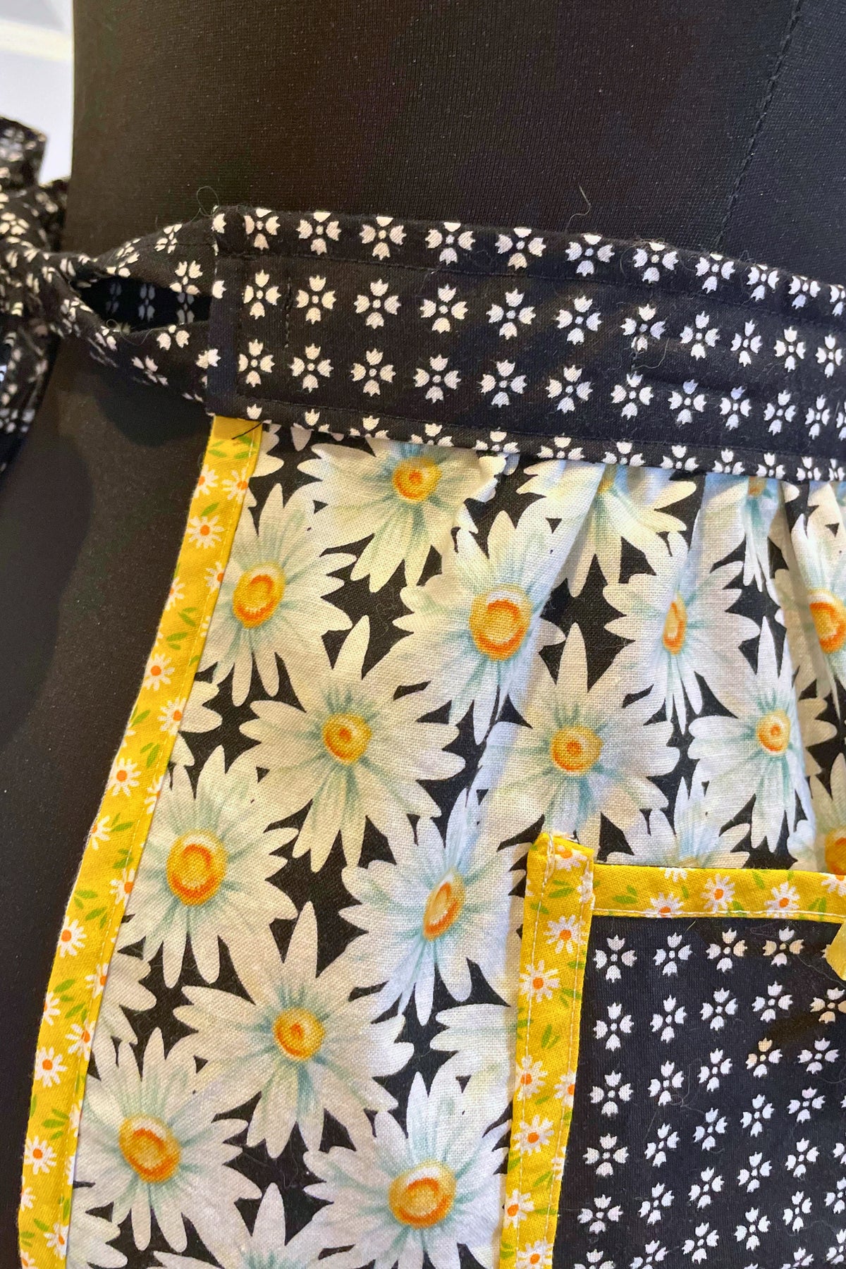 The Moonlight Daisies half apron – size S-XL