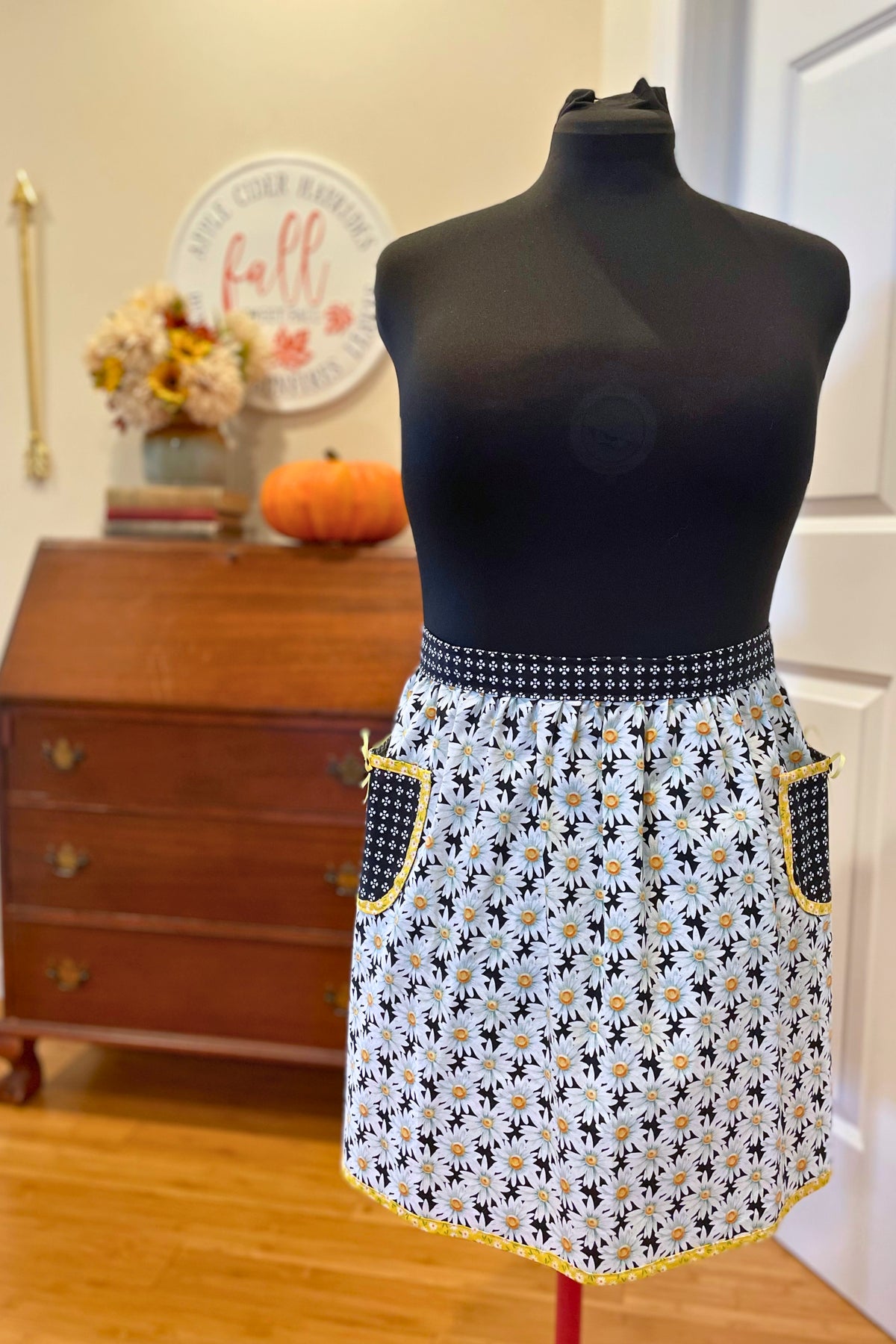 The Moonlight Daisies half apron – size S-XL