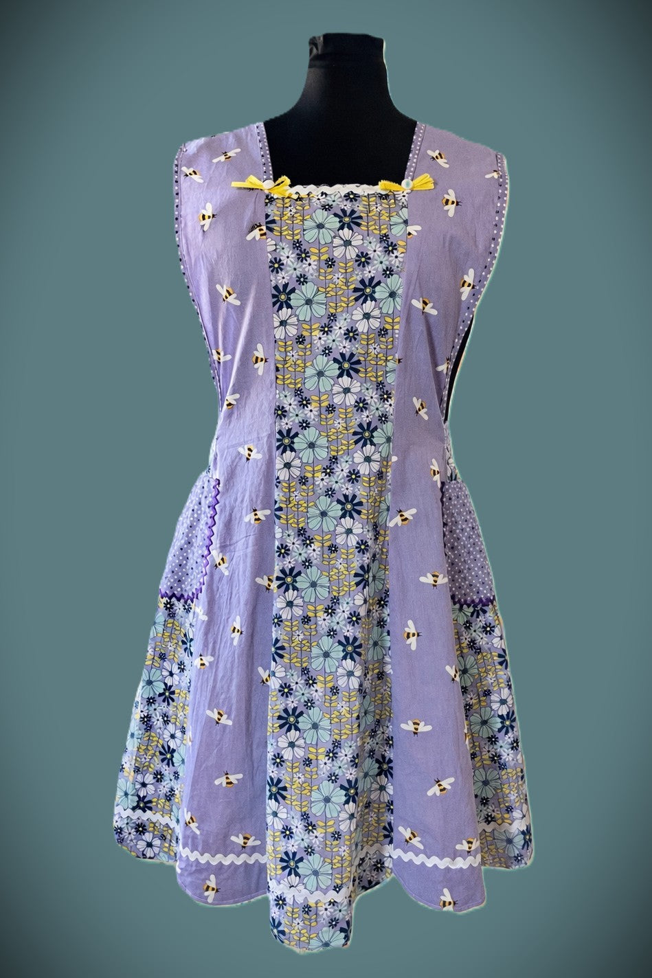The Busy Bee full apron - size S-M